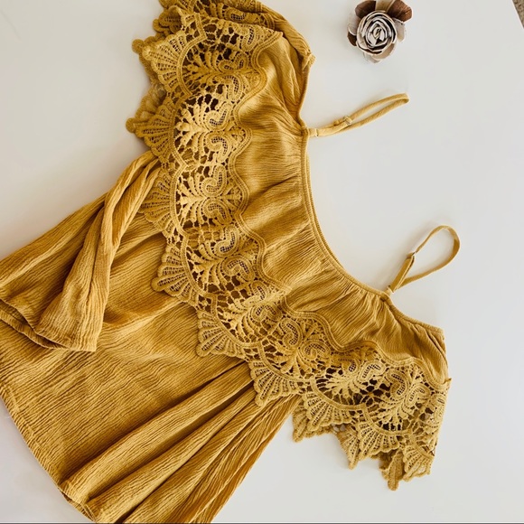 Very Cute Off The Shoulder Crop Top - Picture 2 of 3